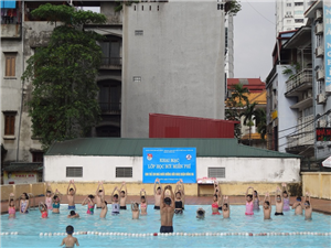 Lớp học bơi lỗi miễn phí tại Trung Tâm Bơi lội và Thể Thao Thái Hà 